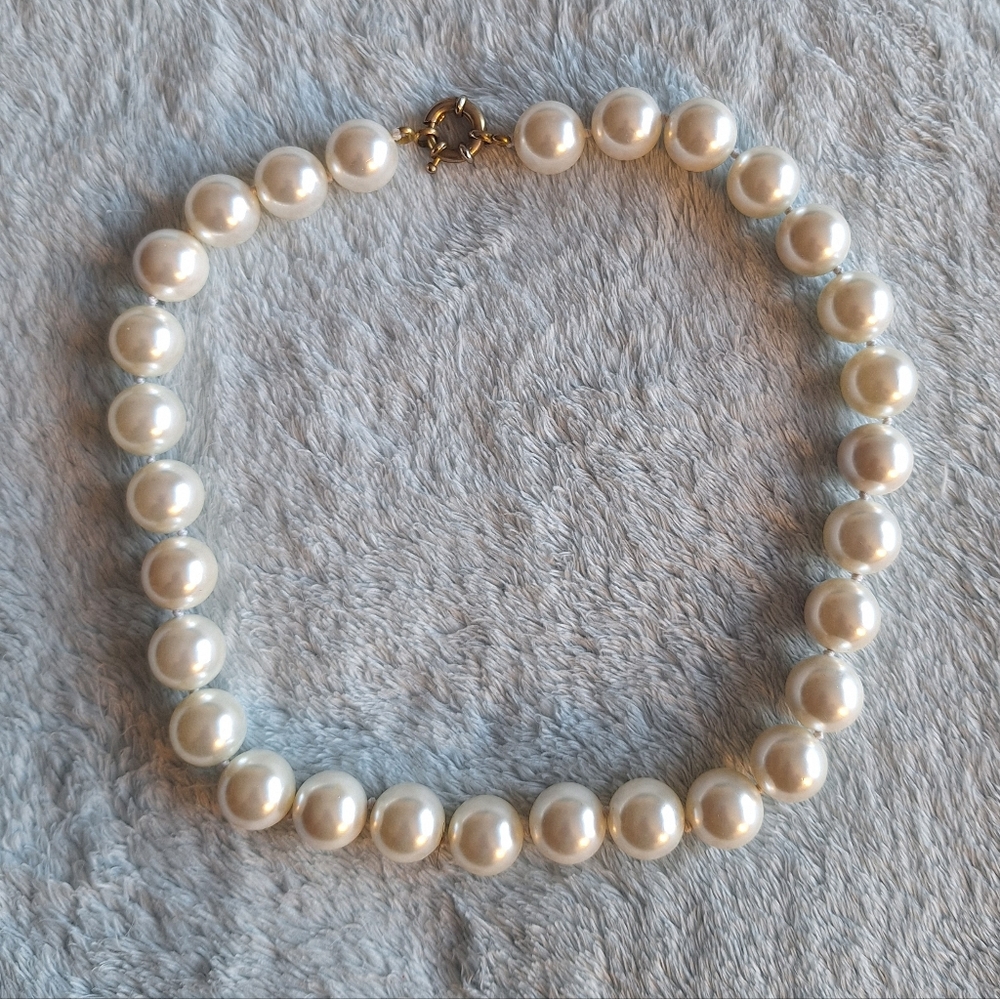 Elegant White Faux Pearl Short Necklace